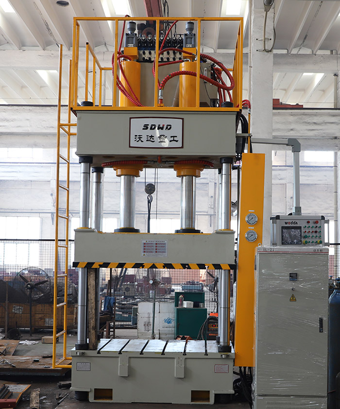 灰(hui)鬥車成型(xing)液壓機