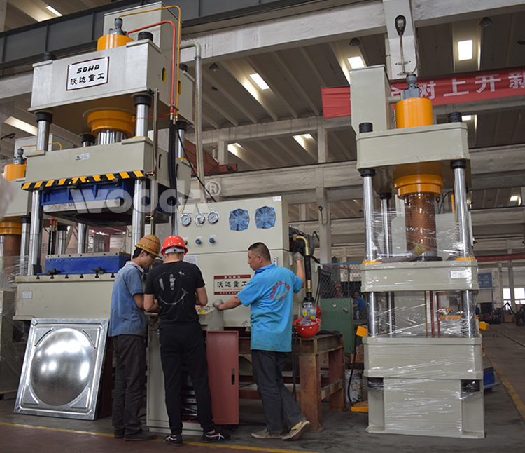 不(bu)鏽鋼水箱(xiāng)四柱拉伸(shen)液壓機 不(bú)鏽鋼水箱(xiāng)四柱拉伸(shen)液壓機