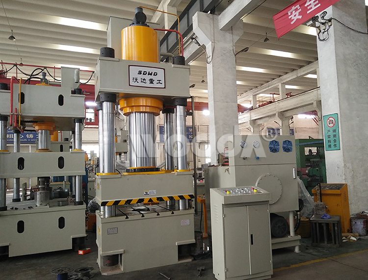 500噸三(san)梁四柱液(ye)壓機