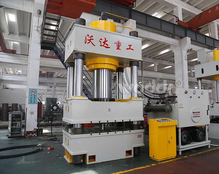 800噸三(san)梁四柱液壓機(jī) 800噸三梁四柱液(ye)壓機