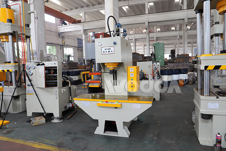 單臂(bi)液壓機(jī)