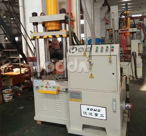 40T連體三梁四柱液(ye)壓機