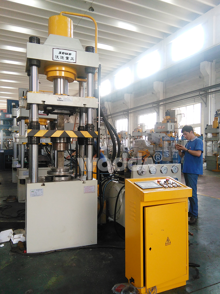 150噸四(si)柱液壓機