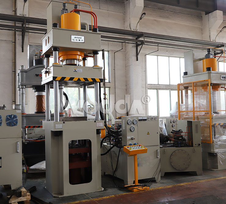 250T四柱液(yè)壓機帶液壓(yā)墊