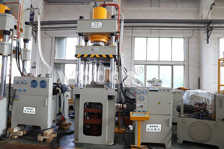 250T四柱(zhù)液壓機帶液(ye)壓墊