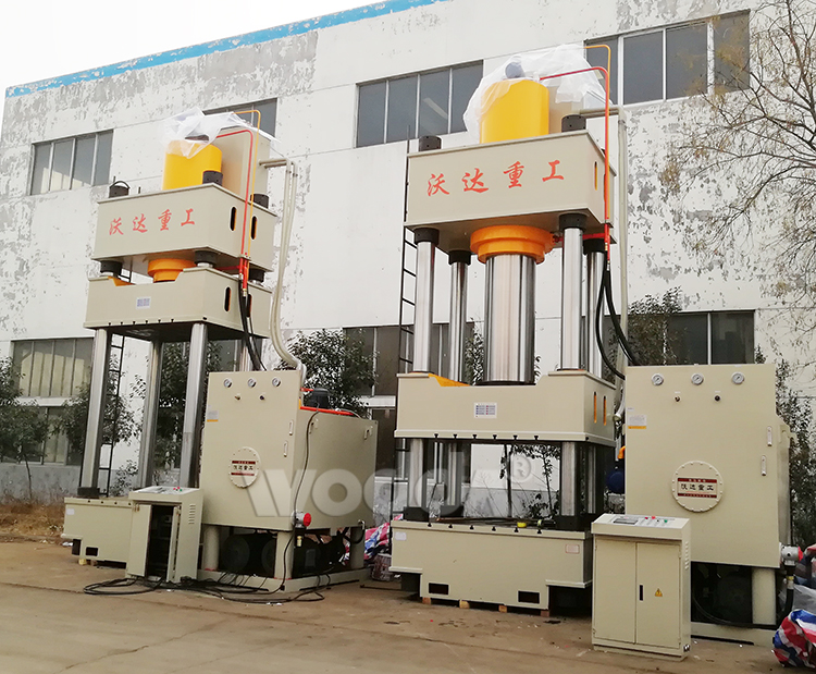 1500噸(dūn)三梁四柱液(yè)壓機 1500噸三梁四(si)柱液壓機