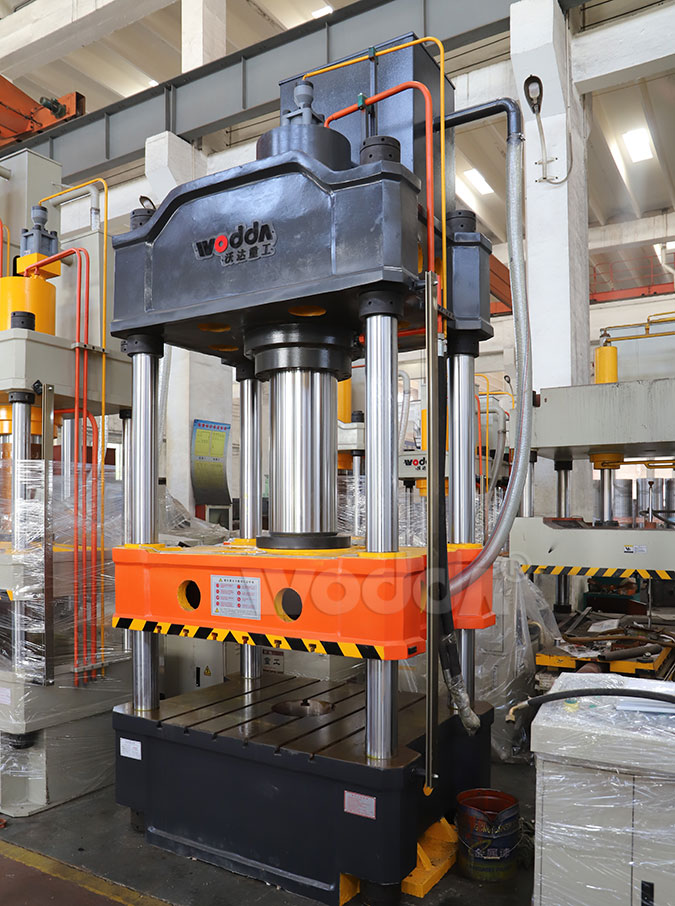 63t小型四(si)柱液壓(ya)機實景(jing)拍攝