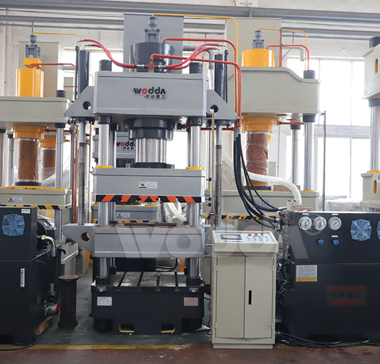 四梁四(si)柱液壓(ya)機實拍(pai)圖