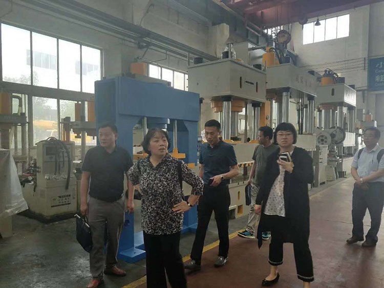 中國機(ji)床工業(yè)聯合會(huì)李冬茹(ru)副秘書(shū)長來沃(wò)達重工(gong)考察