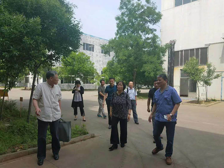 北京(jīng)一機劉(liú)宇淩總(zong)工程師(shī)來沃達(da)液壓機(ji)考察