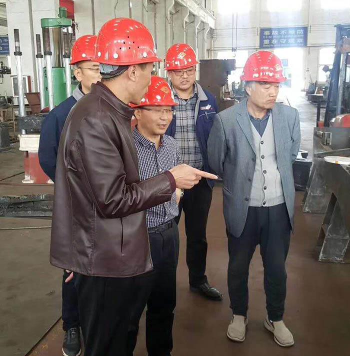 劉總與交大(dà)教授交流 劉總與交大教授(shou)交流