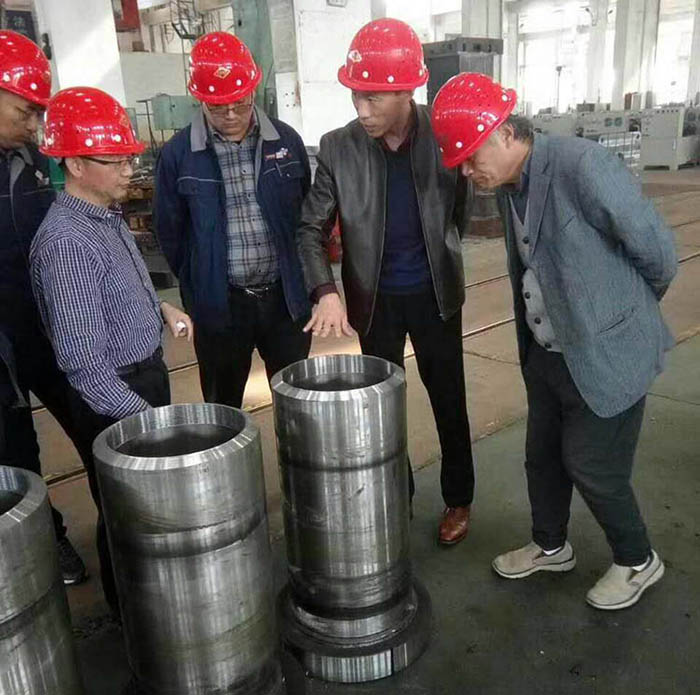 上海交大教授來(lai)沃達重工指導液(yè)壓機生産 上海交大(da)教授來沃達重工(gong)指導液壓機生産(chan)