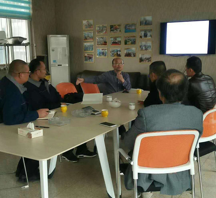 沃達液壓(ya)機技術人員與上(shàng)海交大教授深入(rù)溝通 沃達液(yè)壓機技術人員與(yǔ)上海交大教授深(shēn)入溝通