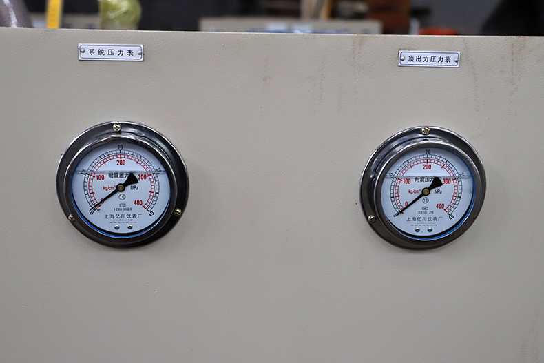 四柱(zhu)三梁液壓(yā)機油表