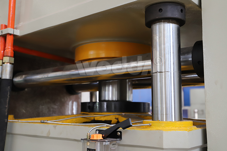 高鐵(tiě)配件成型液(ye)壓機