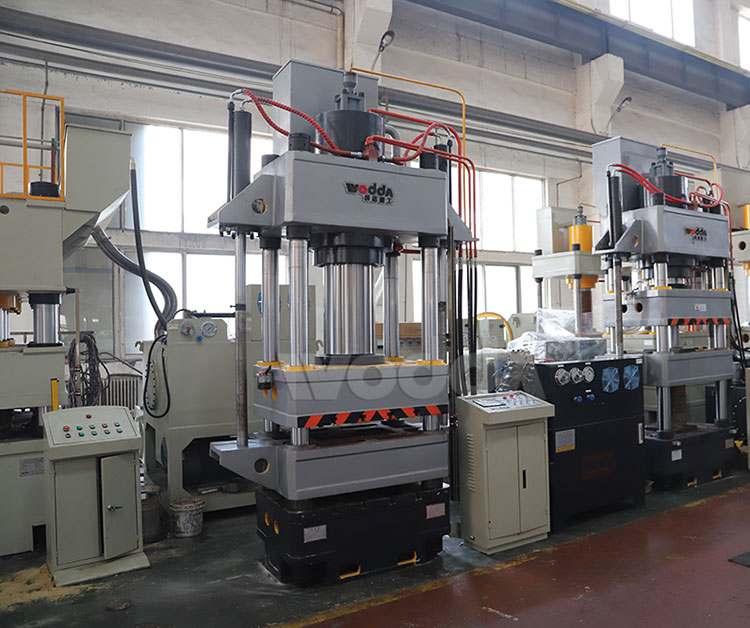 315噸三梁四柱(zhu)液壓機産品實拍(pāi)