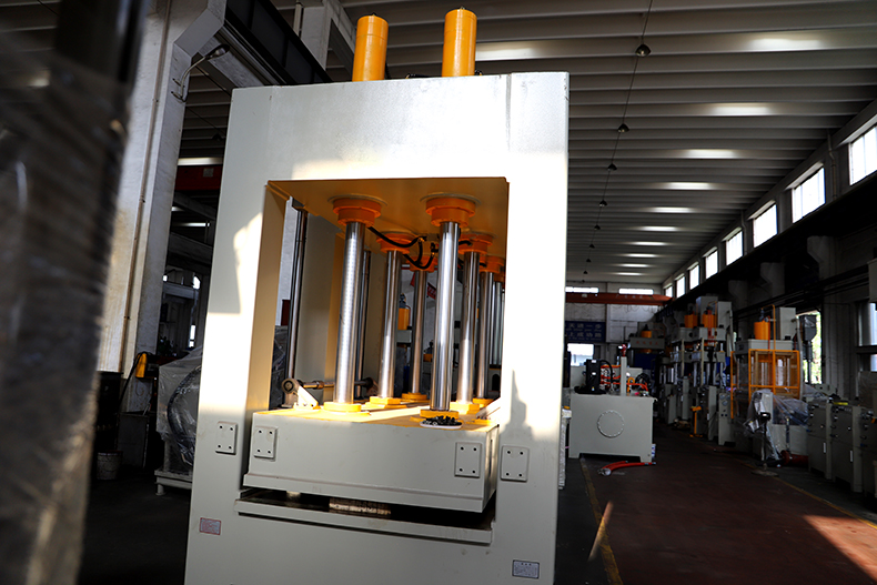 建築隔溫(wen)新型材料成(chéng)型機