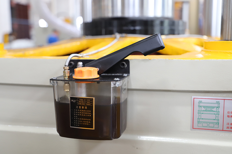 密胺餐(can)具熱壓(yā)成型液(yè)壓機郵(yóu)箱