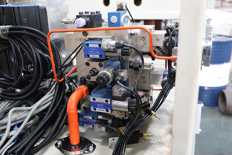 電(dian)磁爐隔熱(re)圈液壓機(ji)油泵