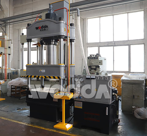 200T三梁四柱液(ye)壓機