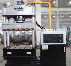 200噸四(sì)柱液壓機