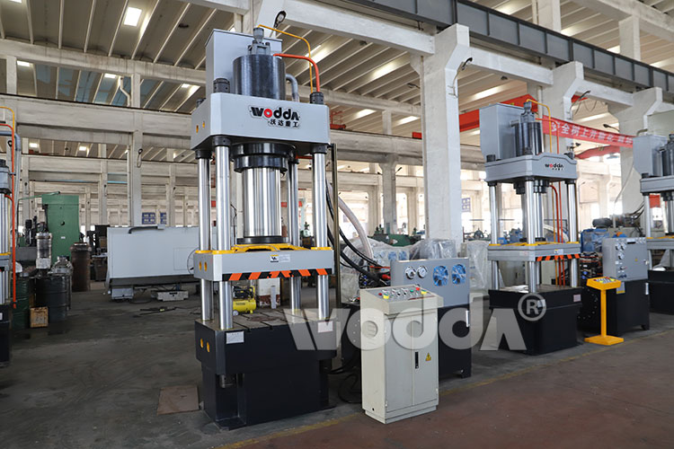 315噸三梁四(si)柱液壓機(ji) 315噸三梁四(si)柱液壓機(ji)