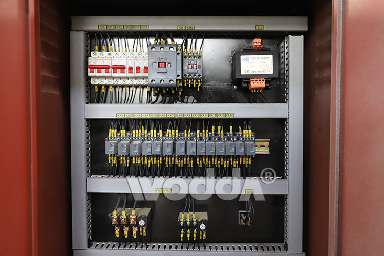 315噸三梁四(si)柱液壓機(ji) 315噸三梁四(sì)柱液壓機(jī)