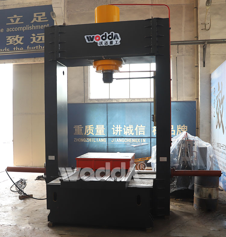 400噸龍門(men)液壓機(ji)産品實(shi)拍