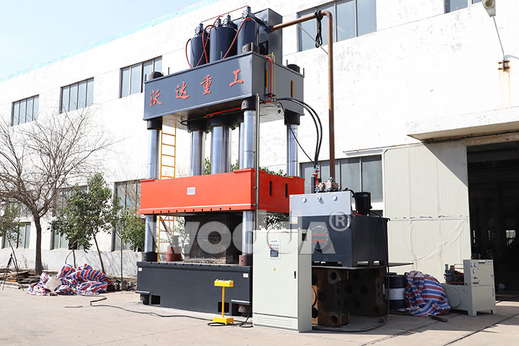 1800T三梁四柱(zhu)液壓機