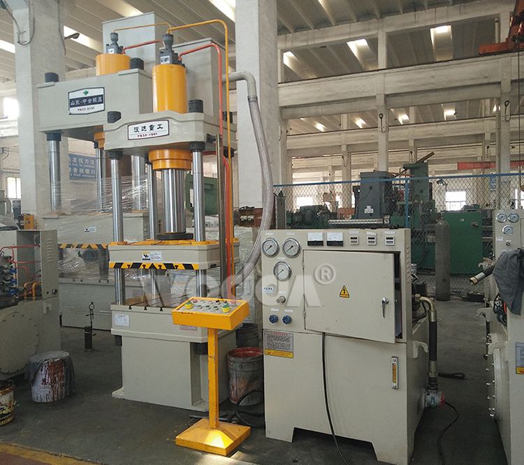 三梁四(si)柱液壓(yā)機參數(shù)