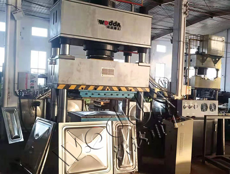 三梁(liang)四柱液壓(yā)機 三(san)梁四柱液(ye)壓機