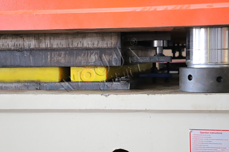 鋼(gāng)木門壓花機(ji)