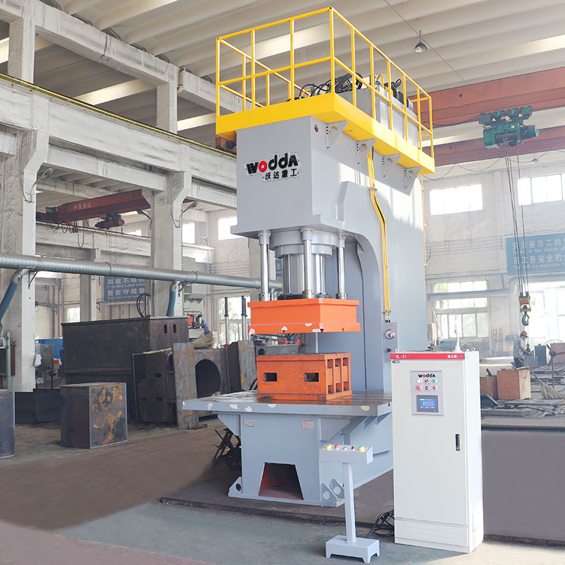 630噸單(dān)柱液壓機