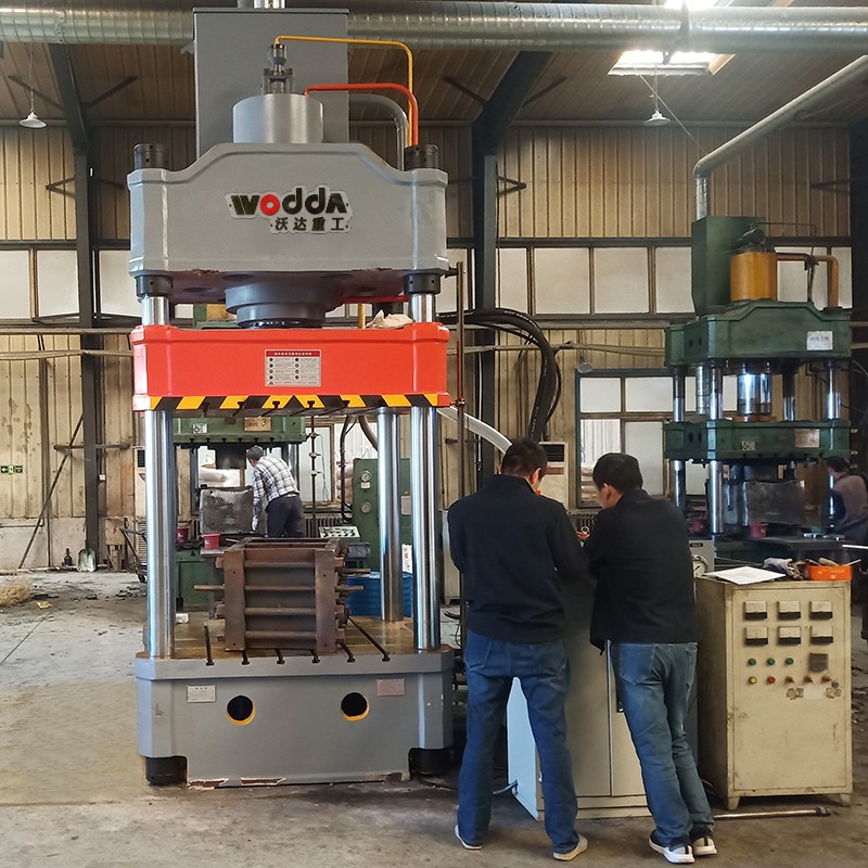 315噸(dun)國标三(san)梁四柱(zhu)液壓機(jī) 315噸國标(biāo)三梁四(sì)柱液壓(yā)機