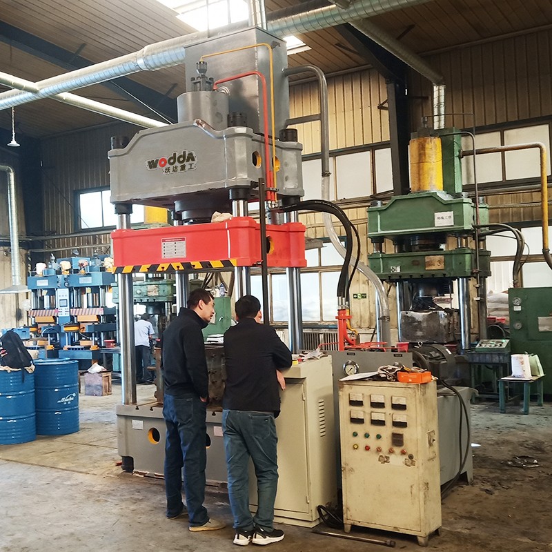 315噸(dun)國标三(san)梁四柱(zhu)液壓機(ji) 315噸國标(biāo)三梁四(sì)柱液壓(yā)機