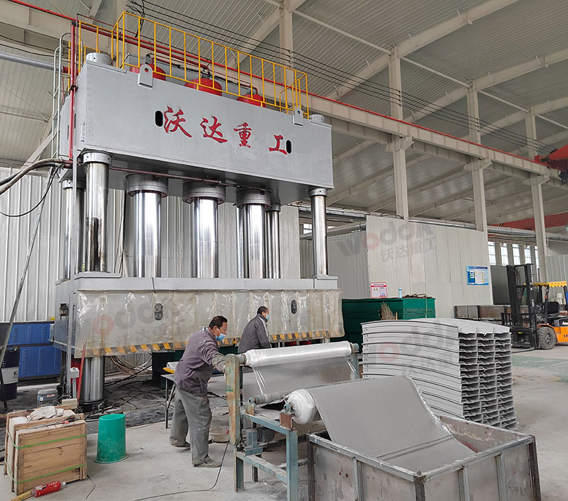 2000噸SMC玻璃鋼(gang)電纜橋架成(chéng)型液壓機 2000噸(dun)SMC玻璃鋼電纜(lan)橋架成型液(yè)壓機