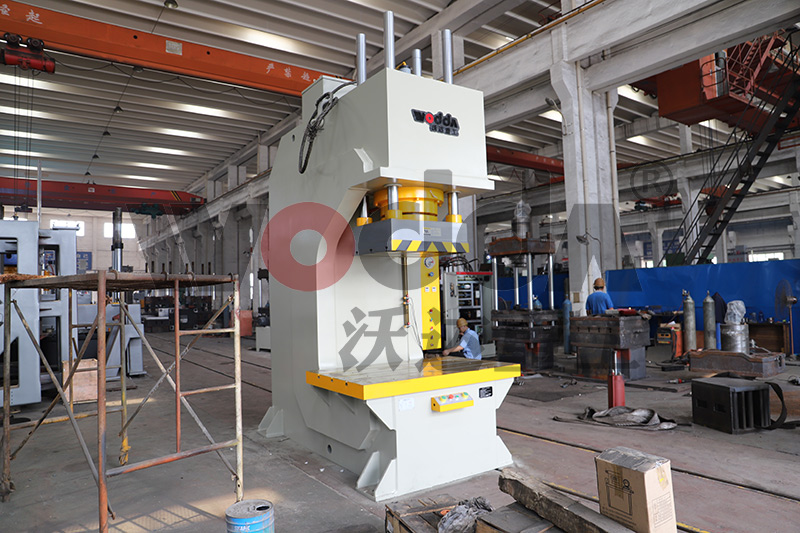 315噸單柱(zhu)液壓機(jī) 315噸單柱(zhù)液壓機(ji)