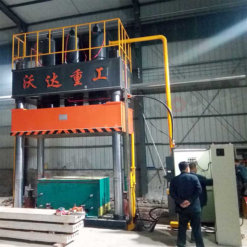 1000噸三(san)梁四柱液壓機 1000噸(dun)三梁四柱液壓機(ji)