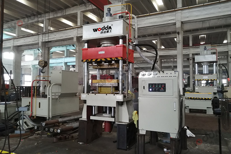 不鏽鋼托(tuo)盤拉伸液(ye)壓機 不鏽(xiù)鋼托盤拉(lā)伸液壓機(jī)