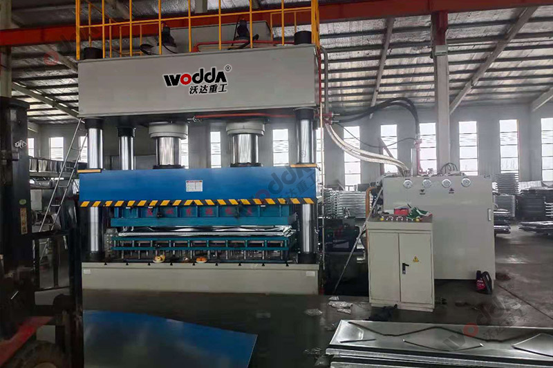 1000噸不鏽(xiù)鋼水箱闆(pan)拉伸液壓(yā)機_1000T雙缸四(sì)柱拉伸機(ji) 1000噸不鏽鋼(gang)水箱闆拉(lā)伸液壓機(jī)_1000T雙缸四柱(zhù)拉伸機