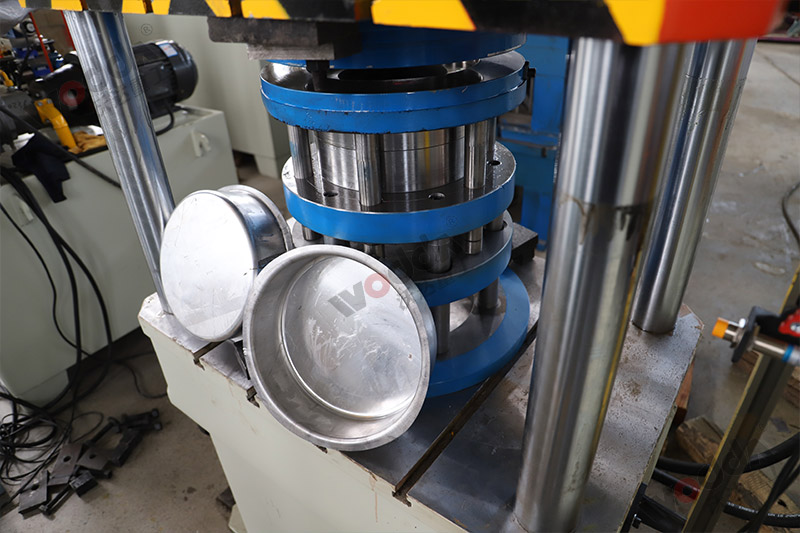 100噸電機端蓋(gài)拉伸液壓機_100T四(sì)柱拉伸液壓機(jī) 100噸電機端蓋拉(lā)伸液壓機_100T四柱(zhu)拉伸液壓機