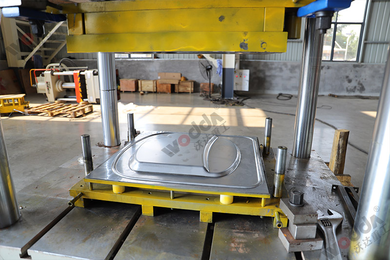 200噸不鏽(xiu)鋼薄闆拉伸(shen)液壓機模具(ju) 200噸不鏽鋼薄(bao)闆拉伸液壓(yā)機模具