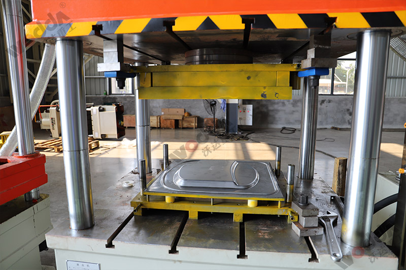 200噸不鏽鋼薄(báo)闆拉伸液壓(ya)機 200噸不鏽鋼(gāng)薄闆拉伸液(ye)壓機