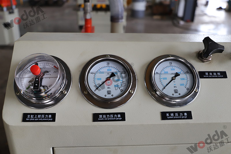 100噸三梁(liáng)四柱液壓(yā)機壓力表(biao) 100噸三梁四(si)柱液壓機(ji)壓力表