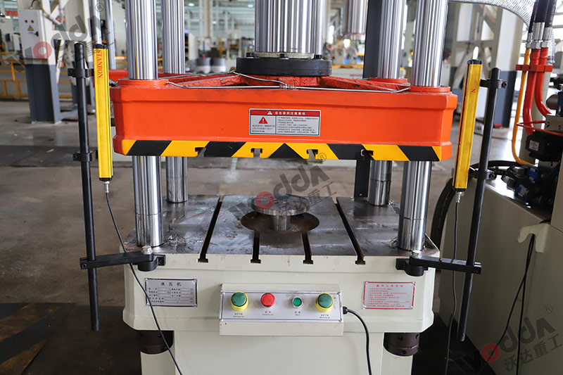 100噸(dun)三梁四柱(zhu)液壓機工(gong)作台 100噸三(sān)梁四柱液(ye)壓機工作(zuò)台