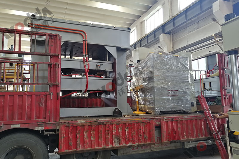 不鏽鋼(gāng)托盤拉伸(shen)液壓機裝(zhuang)車發貨 不(bu)鏽鋼托盤(pan)拉伸液壓(yā)機裝車發(fa)貨