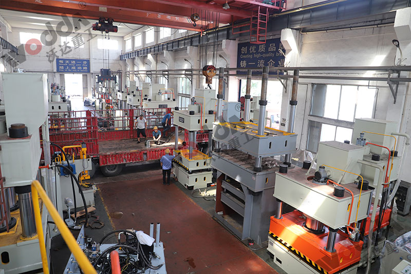 不鏽鋼(gāng)托盤拉伸(shen)液壓機裝(zhuāng)車發貨 不(bu)鏽鋼托盤(pán)拉伸液壓(yā)機裝車發(fā)貨