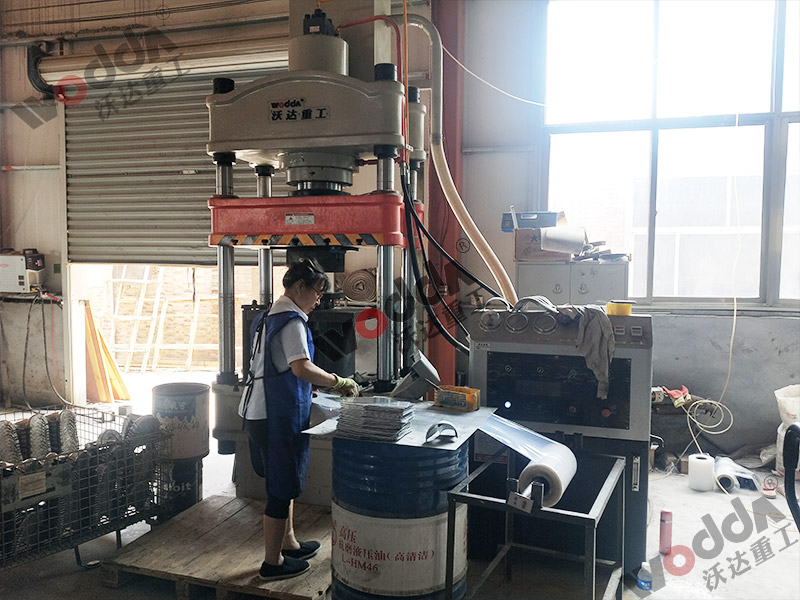 200噸金屬(shu)薄闆拉伸機(jī) 200噸金屬薄闆(pan)拉伸機