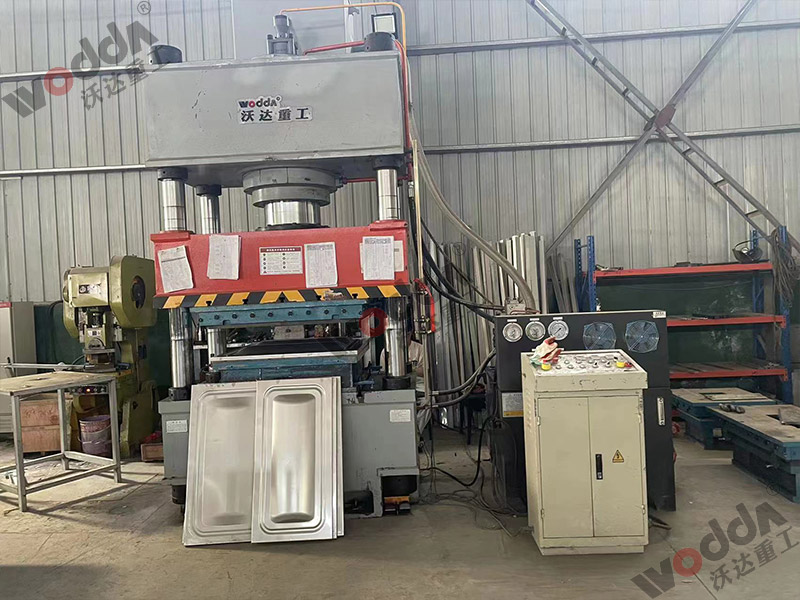 400噸巧克(ke)力水箱闆(pan)拉伸液壓(yā)機 400噸巧克(kè)力水箱闆(pan)拉伸液壓(yā)機