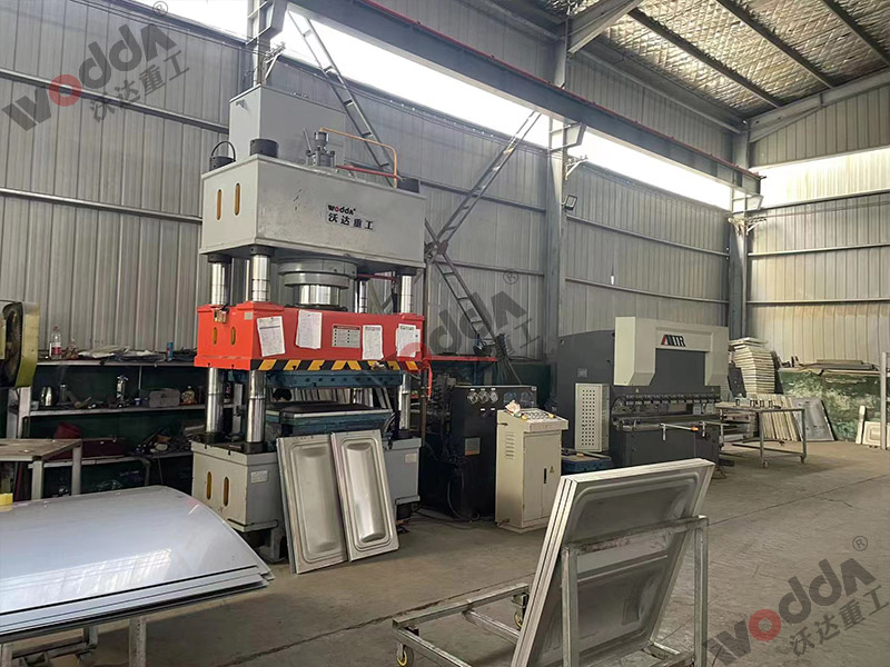 400噸巧(qiǎo)克力水箱(xiāng)闆拉伸液(ye)壓機 400噸巧(qiao)克力水箱(xiāng)闆拉伸液(ye)壓機